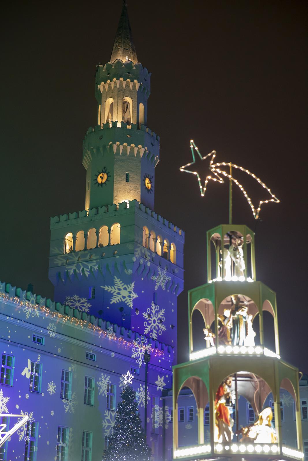 kolorowy ratusz na święta