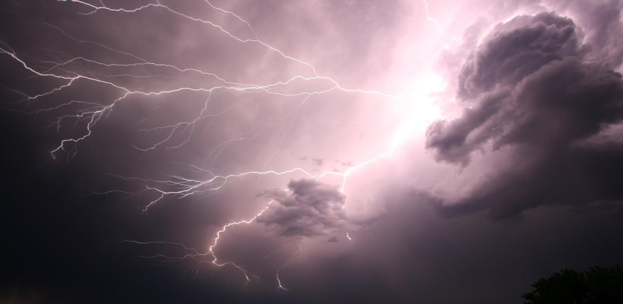 Jasna błyskawica na ciemnym niebie