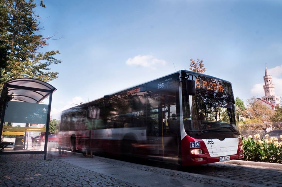 autobus na przystanku