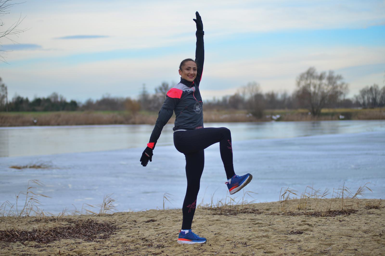 Naprzemianstronne wymachy ramion z unoszeniem przeciwległej nogi