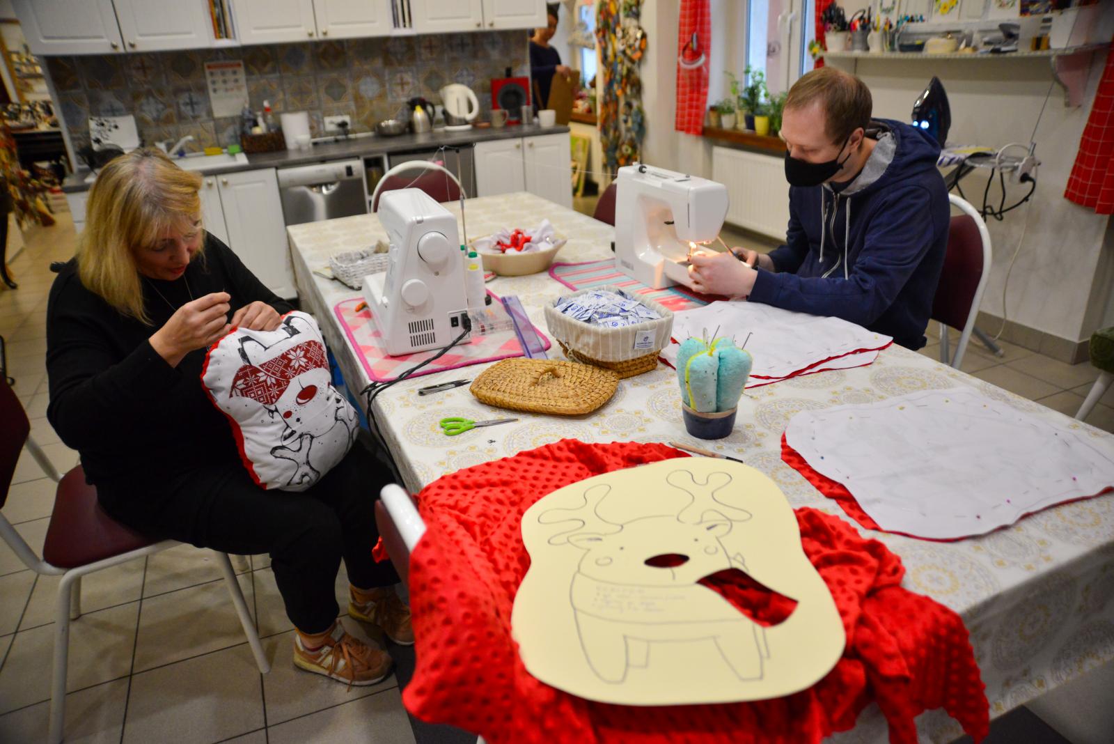 Iga i Jan szyją renifery