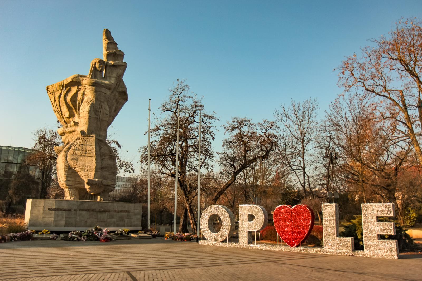 Plac Wolności, napis Opole