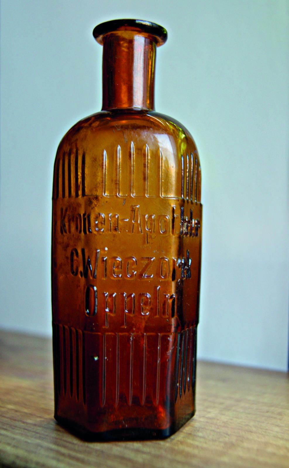 Oryginalna butelka Apteki pod Koroną w Opolu, fot. S. Ruszała