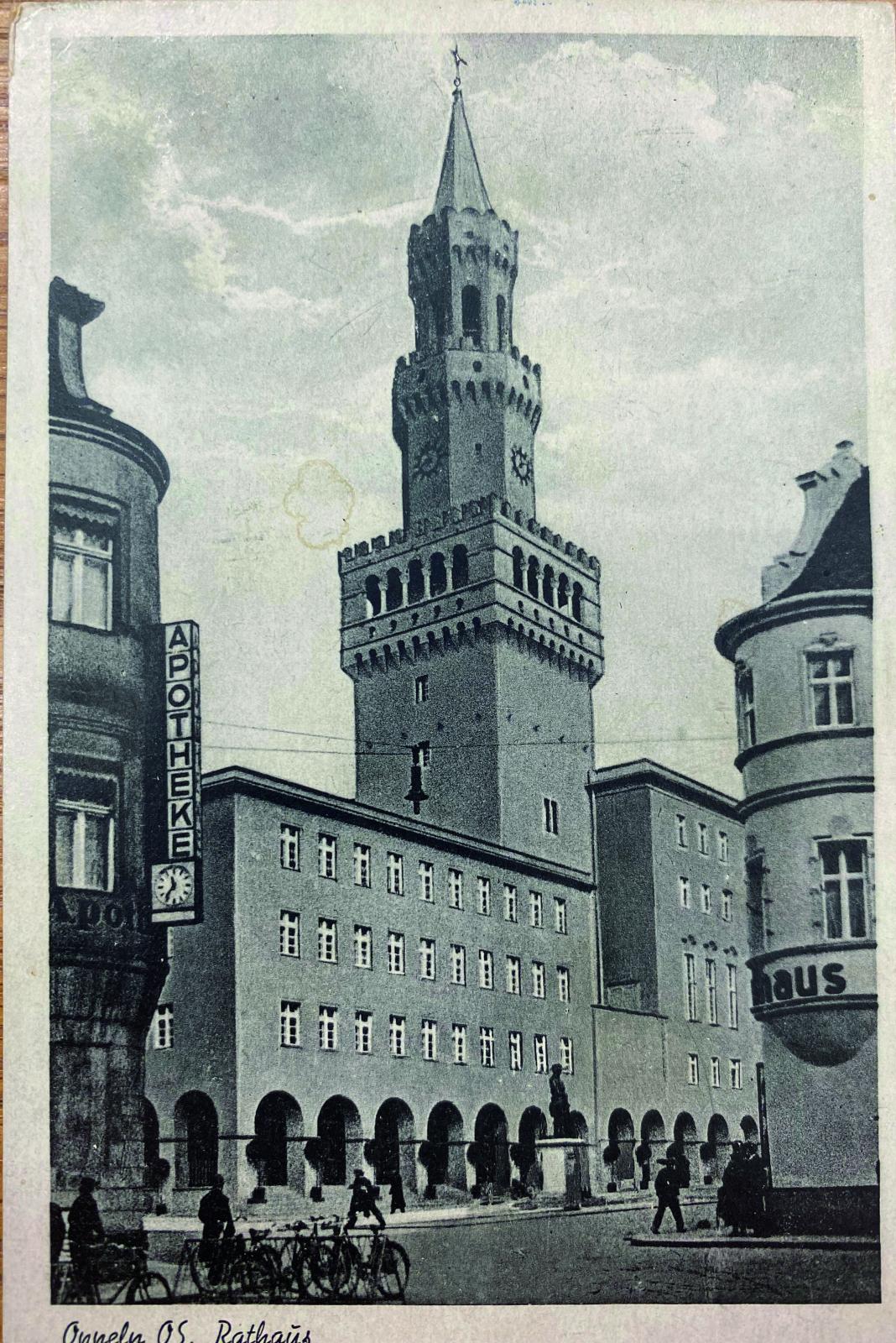 Przedwojenne Opole. Ratusz po odbudowie. Po lewej stronie apteka Pod Lwem [Archiwum Państwowe w Opolu, Kolekcja Bogusława Szybkowskiego]