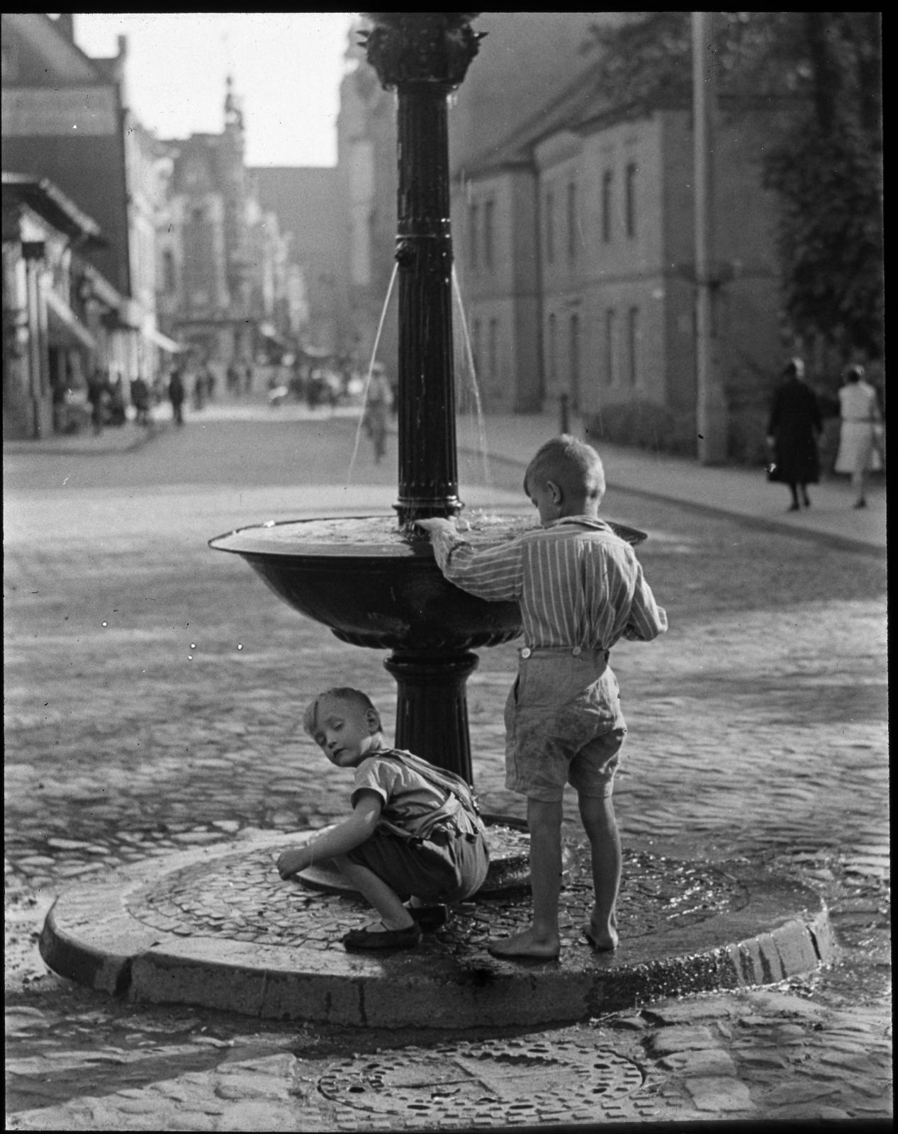 „Końska fontanna” na placu Wolności, 1930 rok