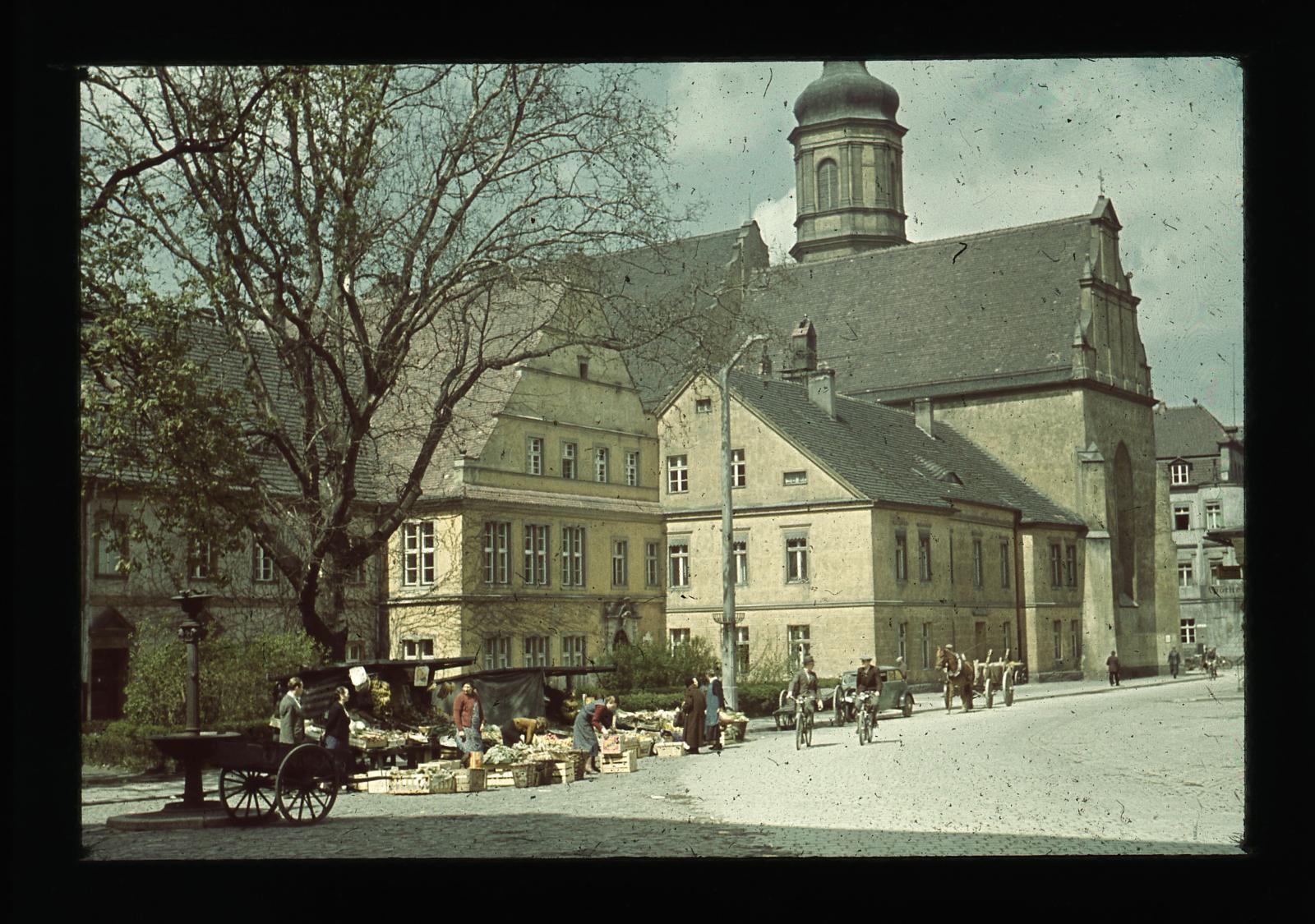 Handel uliczny na placu Wolności, lata 30. XX wieku