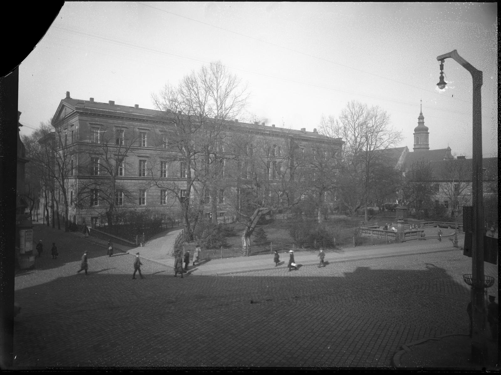 Nieistniejący budynek tak zwanej starej rejencji, obecnie plac Wolności, 1930 roku