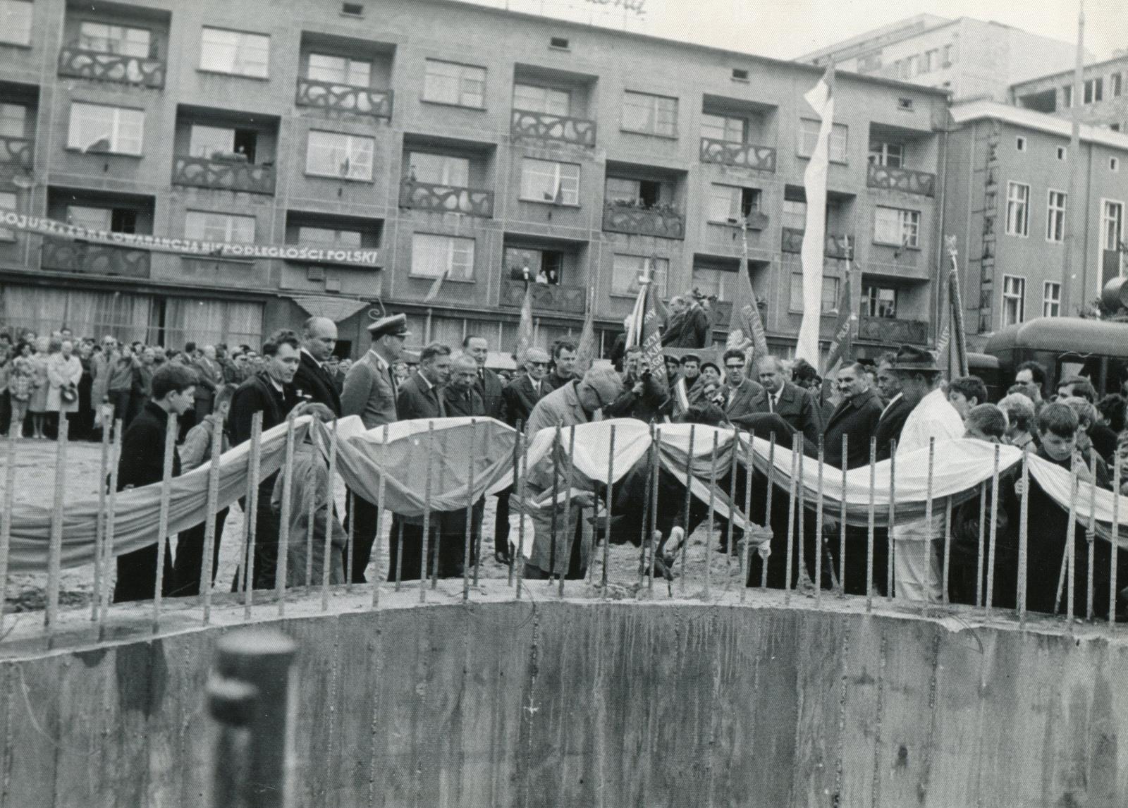 Położenie kamienia węgielnego pod budowę pomnika „Bojownikom o Polskość Śląska Opolskiego”, fot. S. Bober, kwiecień 1970 rok.