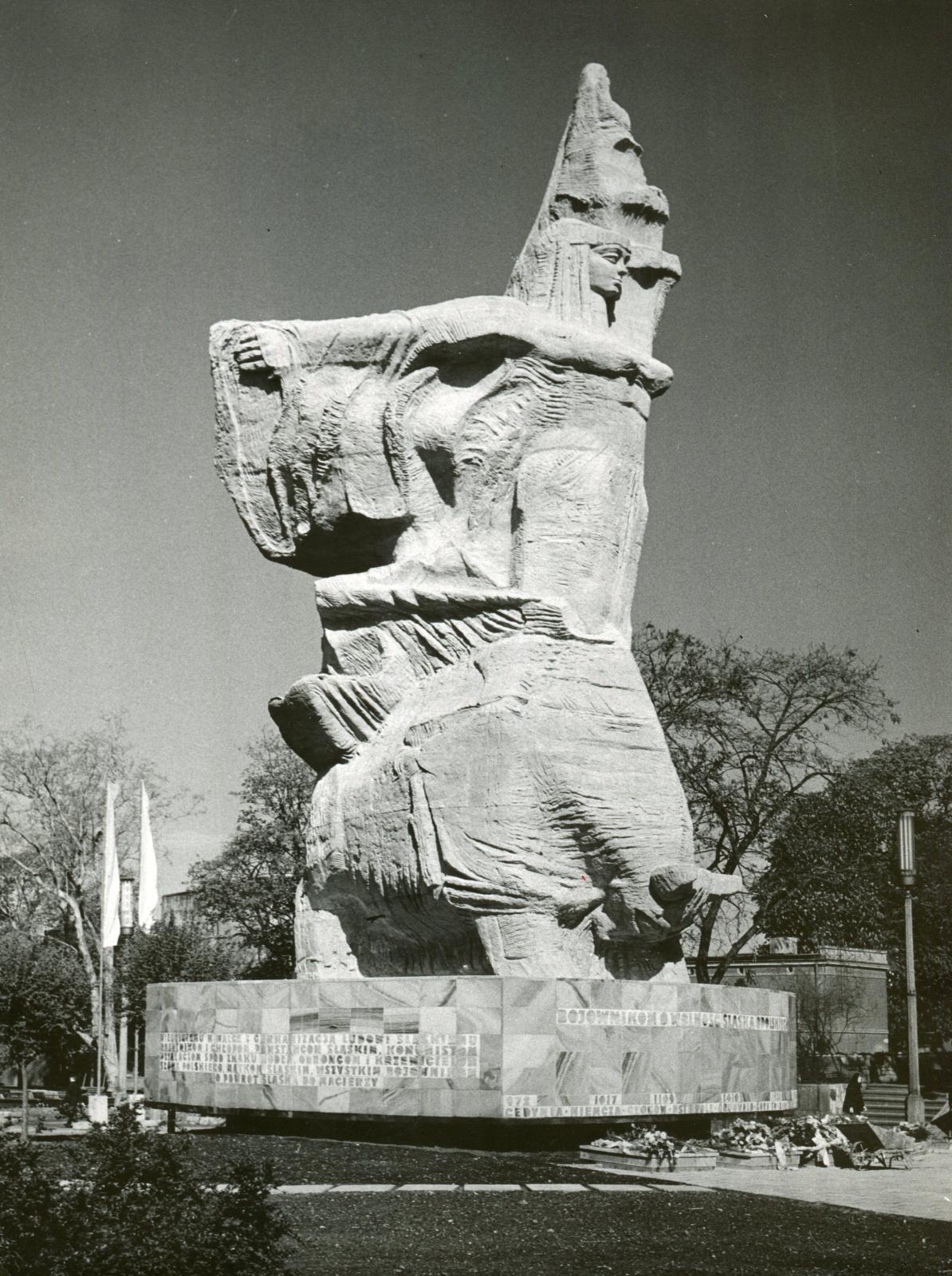 Pomnik „Bojownikom o Polskość Śląska Opolskiego” po odsłonięciu 9 maja 1970 roku, fot. I. Olejnik