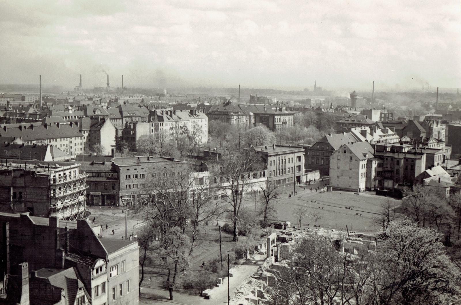 Plac Wolności w latach 50. XX wieku z widocznymi pozostałościami po zniszczonym budynku rejencji, fot. A. Śmietański