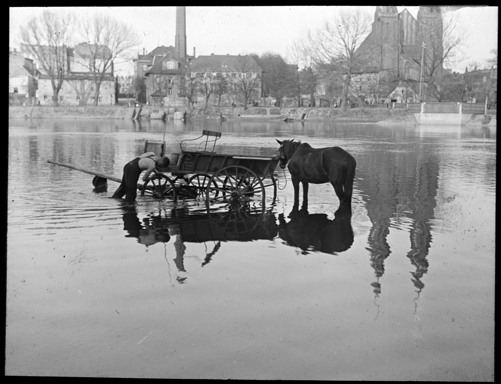 Miejsce mycia powozów nad Odrą, lata 20. XX wieku