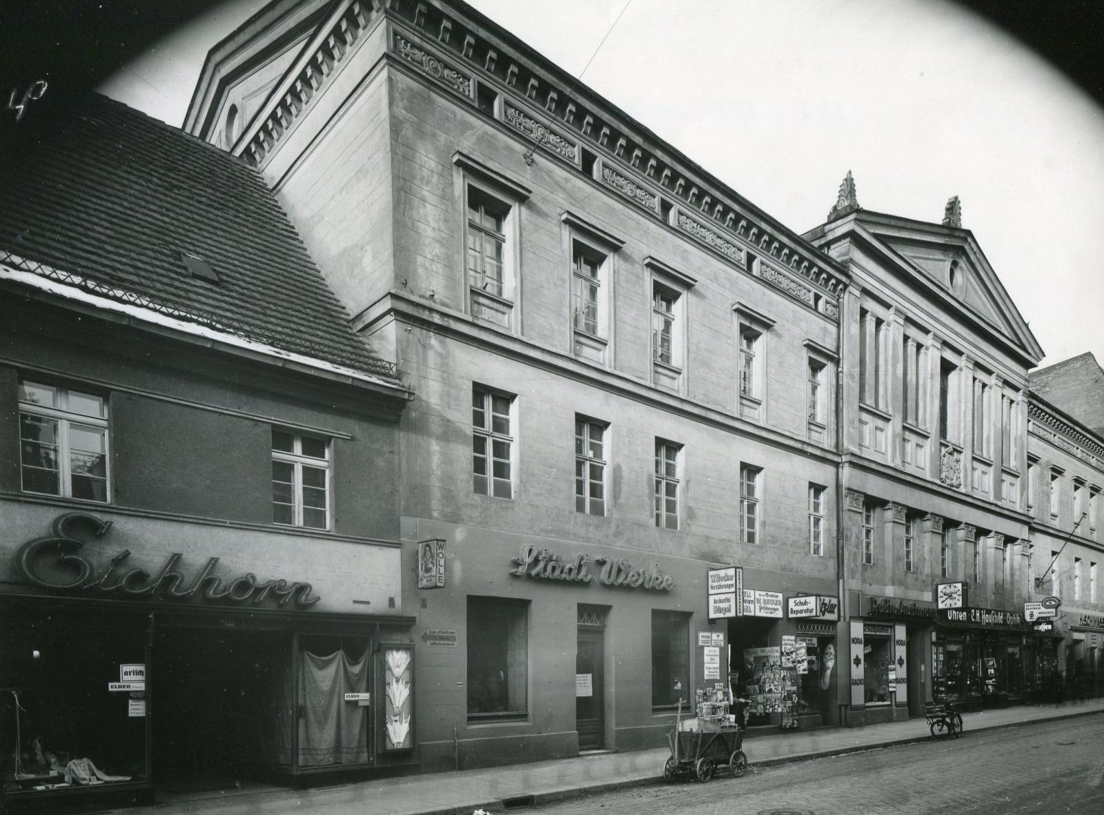 Nieistniejący już gmach przy ulicy Krakowskiej. W latach 1837-1881 był siedzibą sądu, później mieściły się w nim szkoła, sklepy i mieszkania, ok. 1934 r.