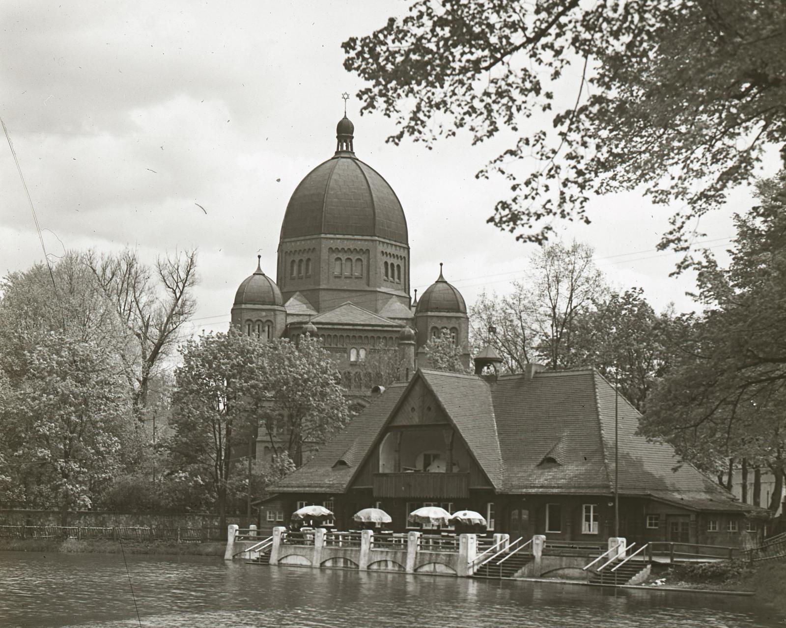 Domek Lodowy nad Stawkiem Zamkowym. W tle budynek Nowej Synagogi.