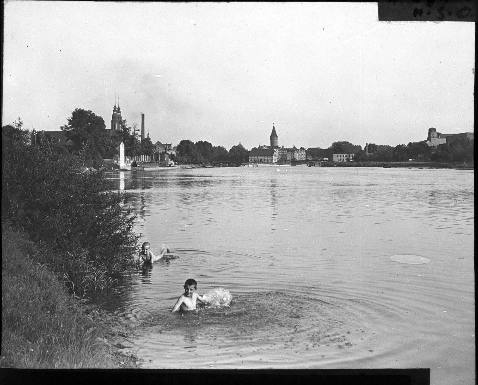 Dzieci kąpiące się w Odrze, ok. 1930 r.