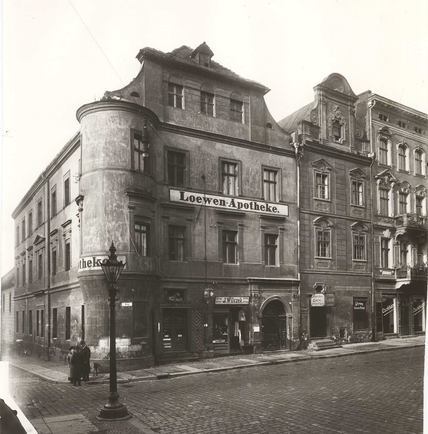 W budynku nr 1 od ok. 1824 roku mieściła się apteka „Pod Lwem”, 1912 rok