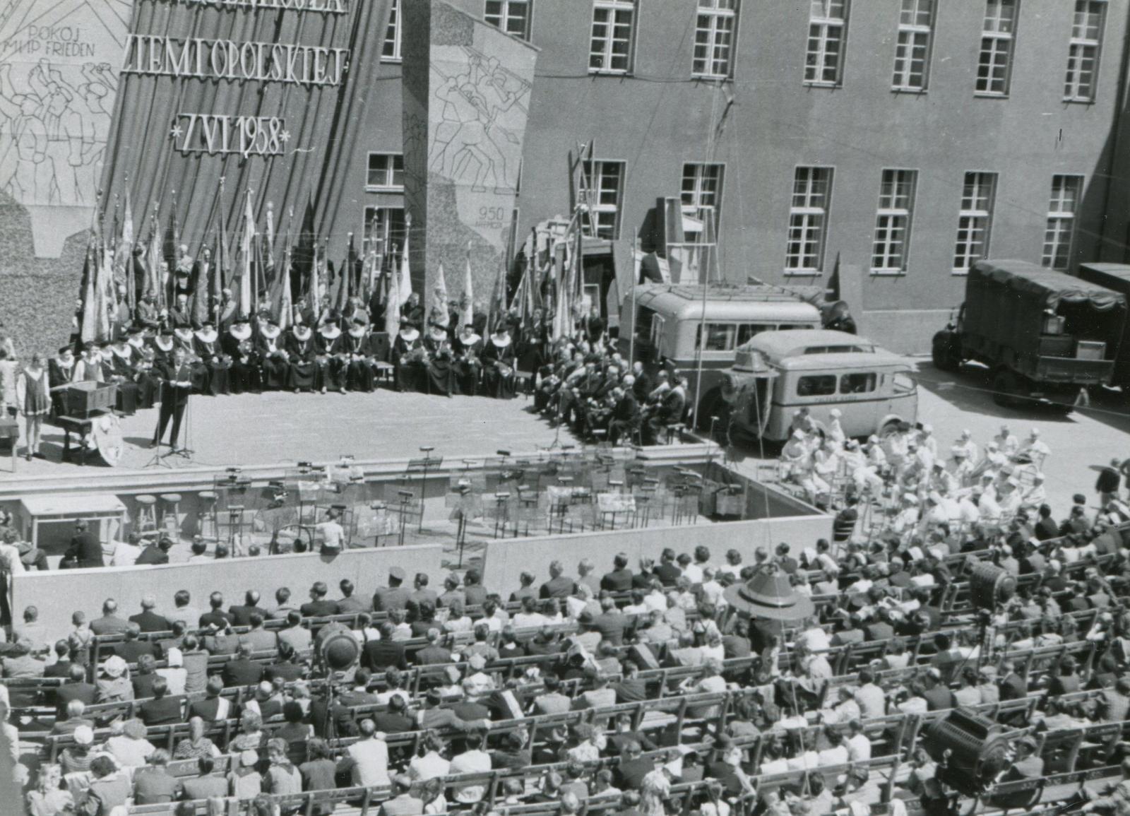 Uroczystości przed Ratuszem w trakcie „Dni Opola” w 1958 roku