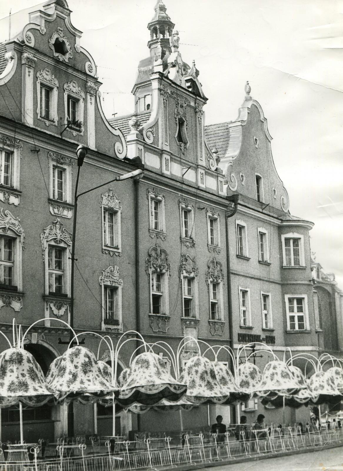 Południowa pierzeja rynku i charakterystyczne wówczas parasole dawnej kawiarni „Melba”, fot. Z. Lewicki, 1979 rok