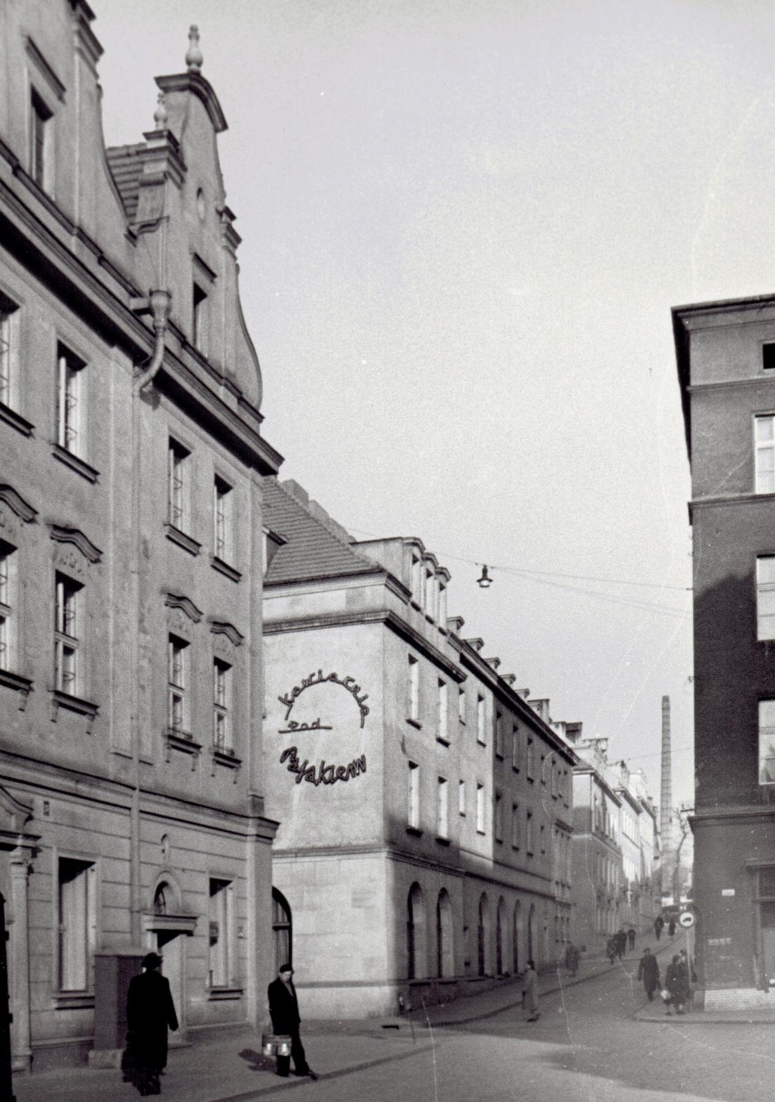 Kawiarnia „Pod Pająkiem” i widok w stronę ulicy R. Mondrzyka (obecnie E. Osmańczyka), fot. L. Olejnik, lata 70. XX wieku