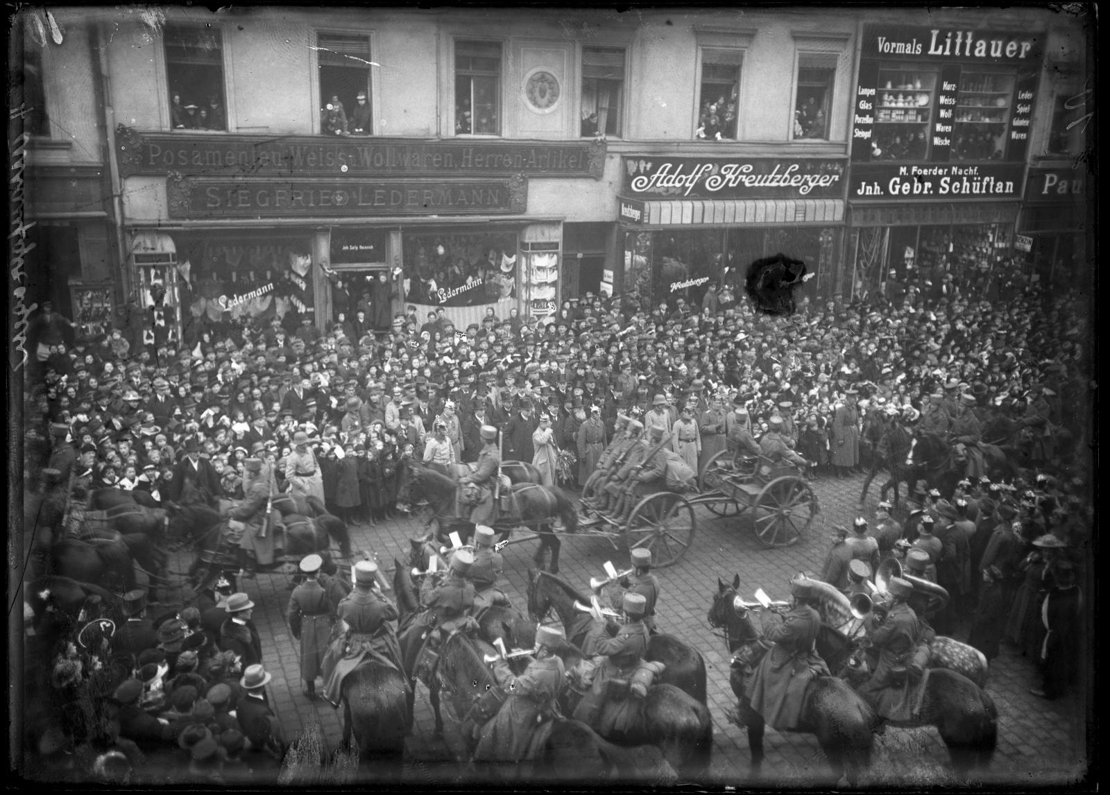 Przemarsz wojsk i uroczystości na rynku w okresie plebiscytowym, ok. 1921 roku