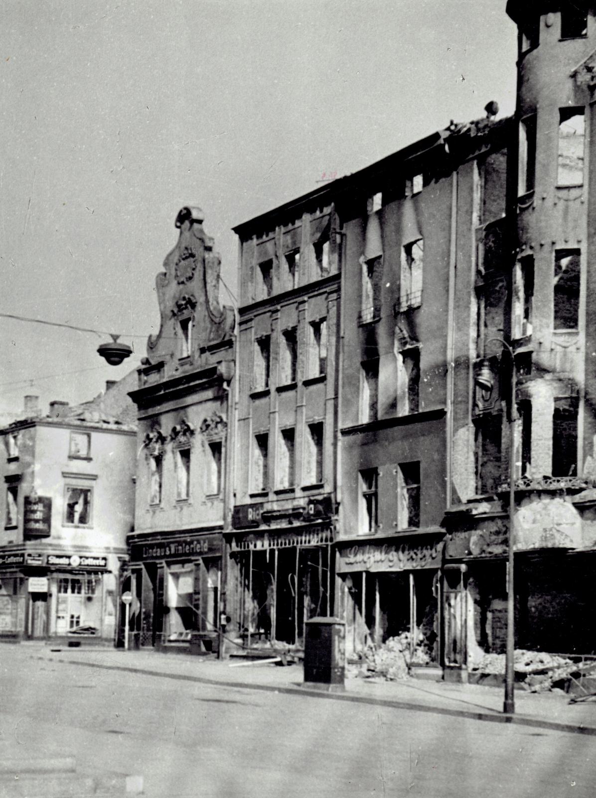 Zniszczona południowa strona rynku, fot. L. Olejnik, ok. 1945 roku