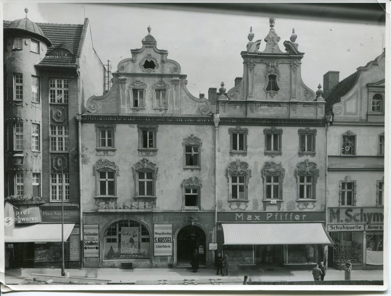 Zniszczona południowa strona rynku, fot. L. Olejnik, ok. 1945 roku
