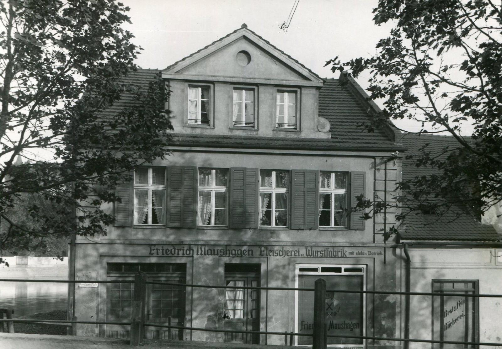 Budynek przy placu Piłsudskiego