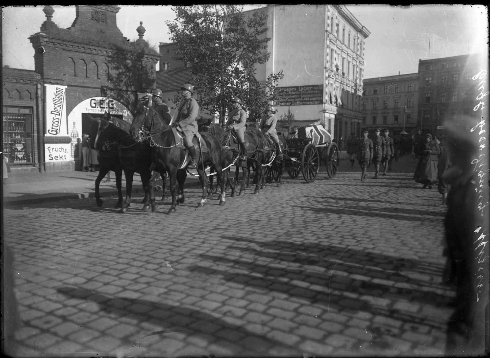Pogrzeb żołnierza. Przejście na cmentarz ulicą Wrocławską (Breslauerstr.), 1921 rok.