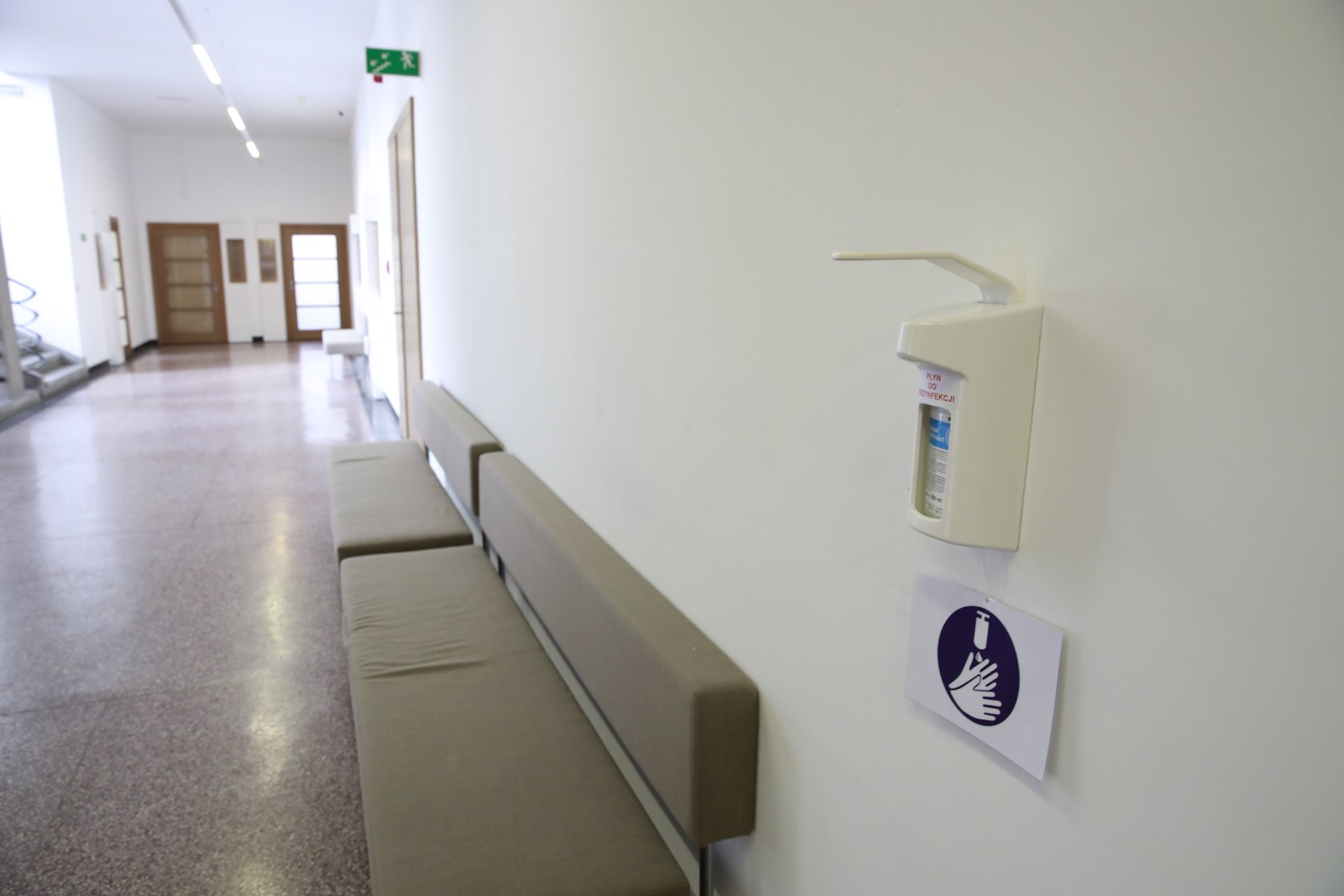 Dozownik zamontowany na ścianie ratusza