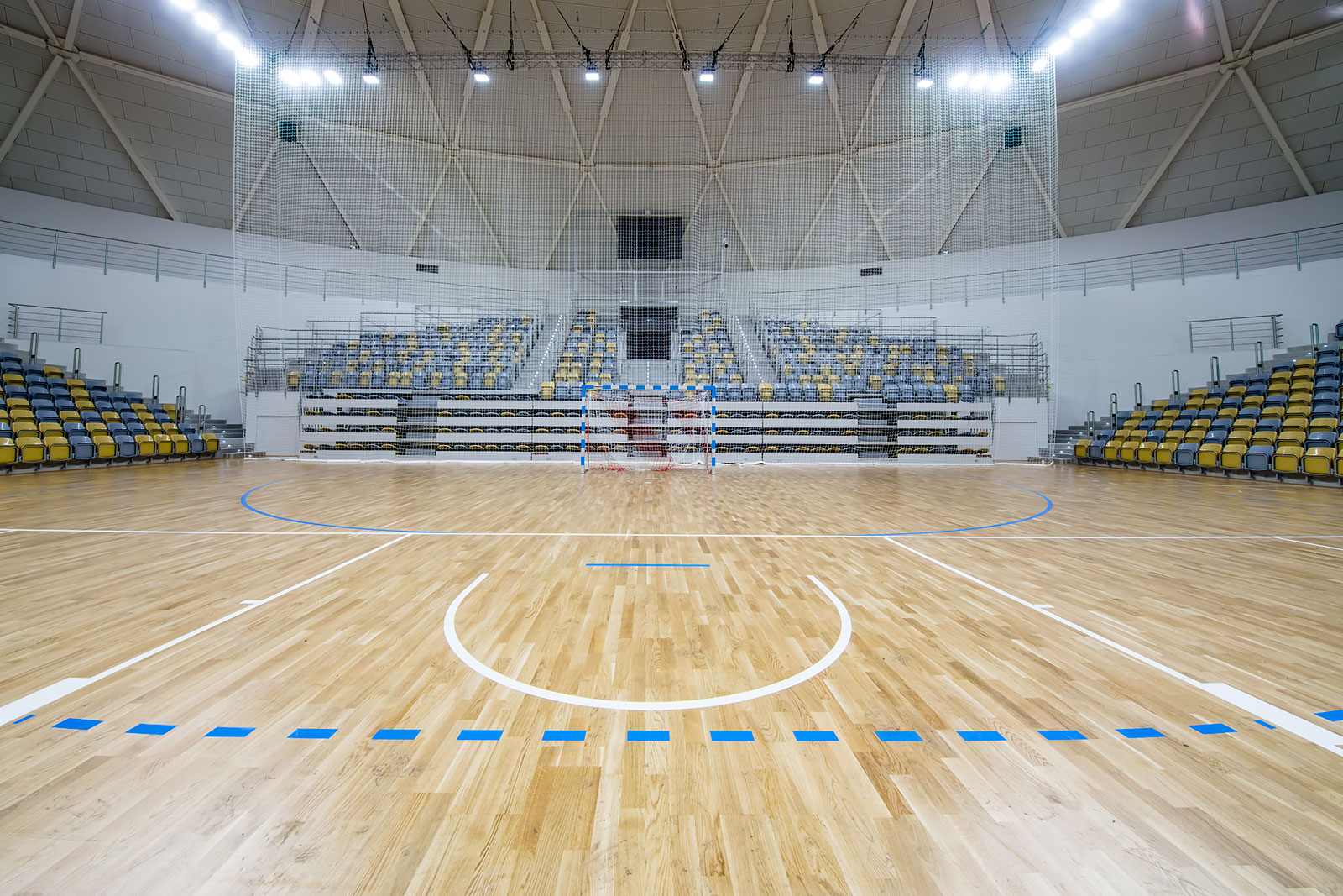 Wnętrze - trybuny w Stegu Arenie