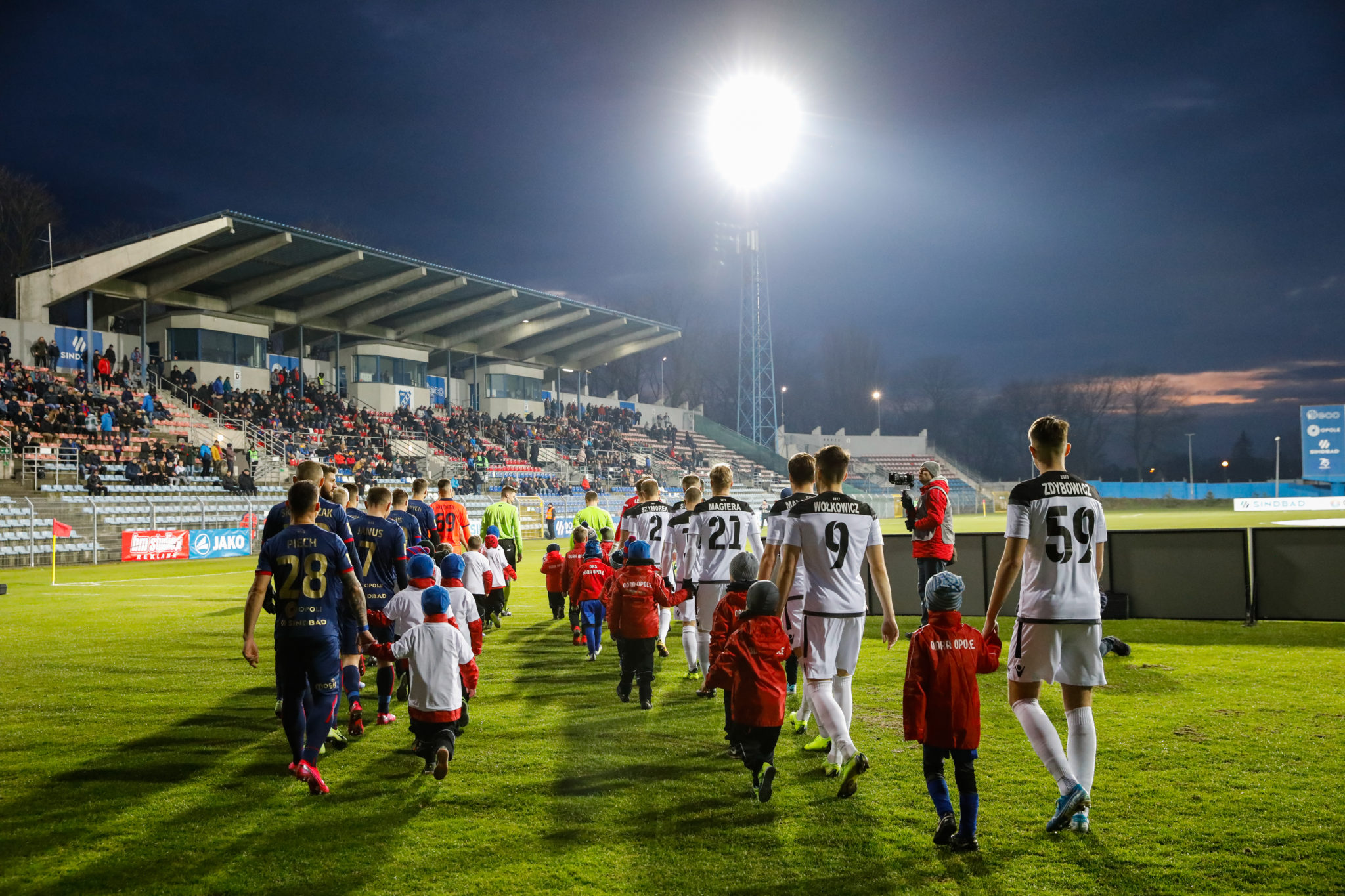 Piłkarze Odry Opole wychodzący do spotkania z GKS-em Bełchatów