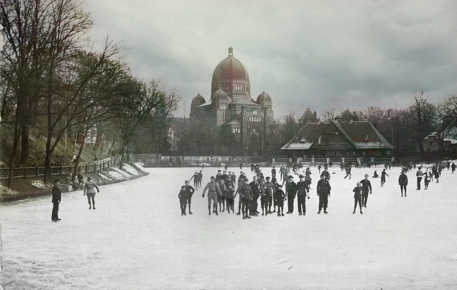 Lodowisko na stawku Barlickiego  z synagogą w tle, ok. 1910 r.