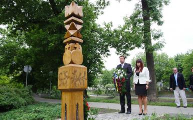 Złożenie kwiatów przed obeliskiem przyjaźni polsko-węgierskiej 