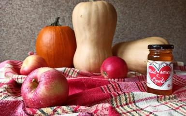 Dynie oraz słoik miodu