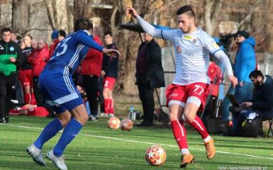 piłkarz odry opole oraz miedzi legnica na boisku