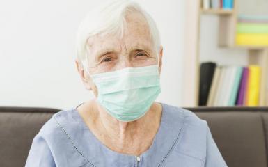 Osoba starsza w maseczce