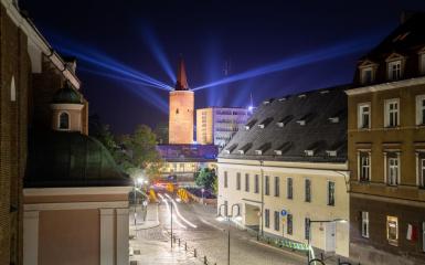 wieża piastowska nocą