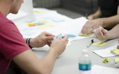 Osoba składająca karte papieru