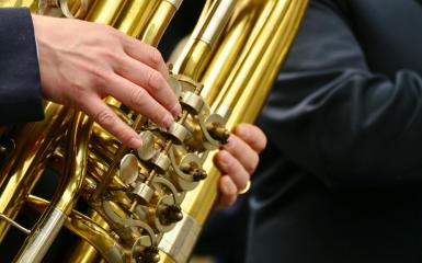 Osoba grająca na instrumencie