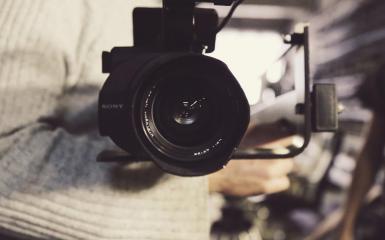 Osoba trzymająca kamerę