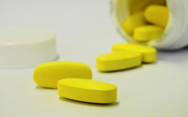 Tabelki wysypujące się z butelki