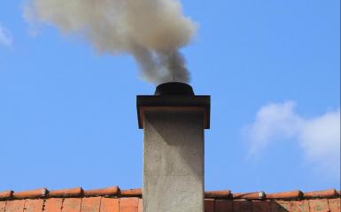 Komin z dymem