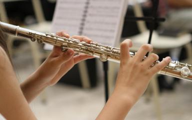 Osoba grająca na flecie