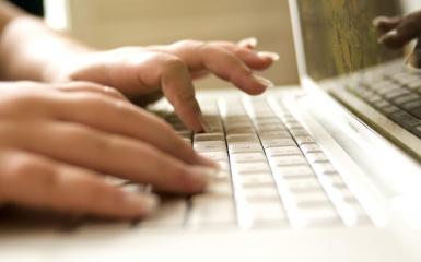 Człowiek piszący na kartce