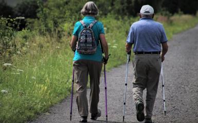 Seniorzy uprawiający nordic walking