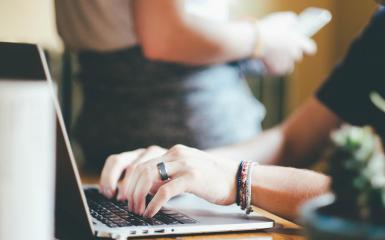 osoba pisząca na komputerze