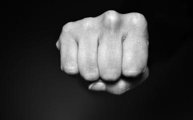 zacisnięta dłoń