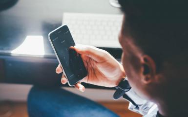 osoba trzymająca telefon