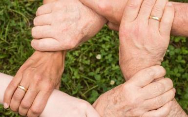 trzymające się ręce