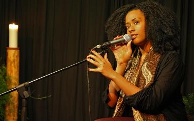 Kobieta śpiewająca do mikrofonu.jpg