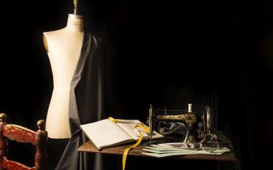 Manekin i maszyna do szycia